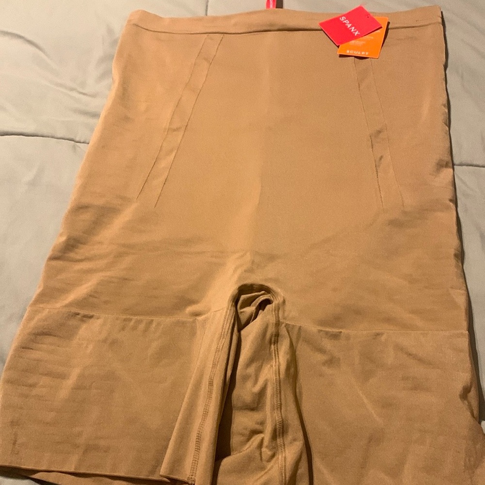 Spanx NWT high waisted mid thigh short